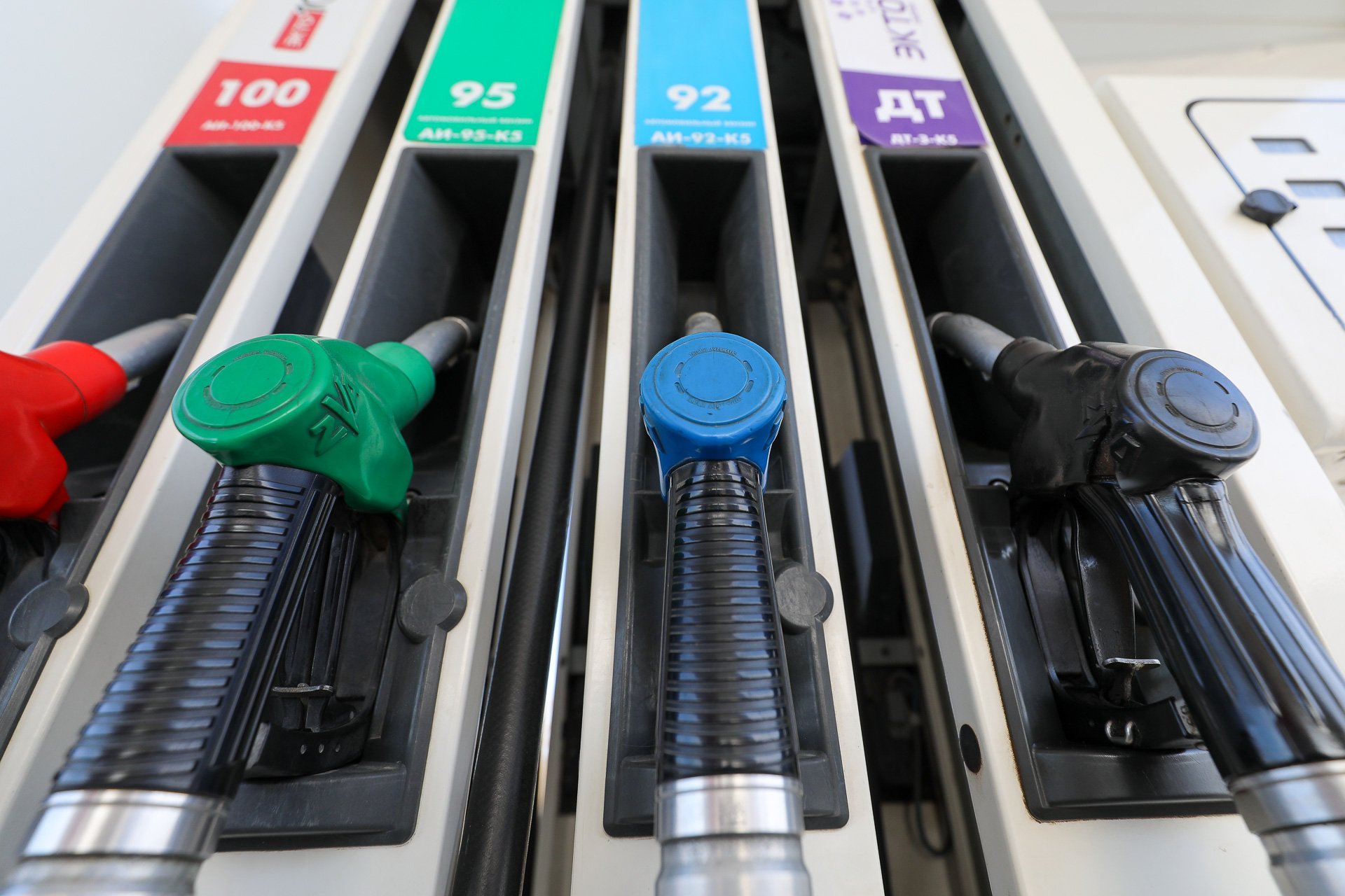 Цены на бензин и дизель в России снова подешевели